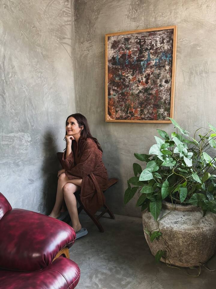 शिवशक्ति खुद का यूट्यूब चैनल भी चलाती हैं, जहां वो अपनी रोजमर्रा की चीजों का व्लॉग शेयर करती हैं. उनके यूट्यूबर पर 517 हजार से ज्यादा सब्सक्राइबर्स हैं. इसके अलावा इंस्टाग्राम पर उन्हें 1 मिलियन लोग फॉलो करते हैं.