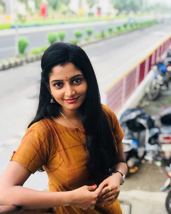 తెలుగు స్మాల్ స్క్రీన్ పై ఎంట్రీ ఇవ్వకముందు దీపిక లుక్ ఇలా ఉండేది