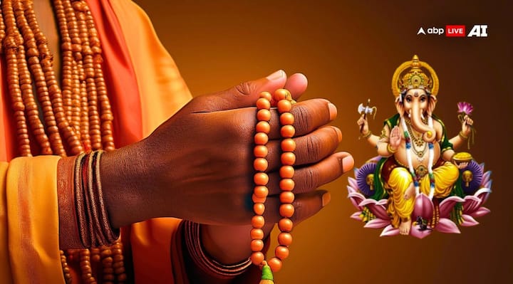 लेकिन किसी तरह अगर आज गलती से चंद्रमा के दर्शन हो जाए तो आप दोष से बचने के लिए 'ॐ गं गणपतये नमः' का जाप करें या फिर 'स्यमंतक मणि' की कथा सुन सकते हैं.
