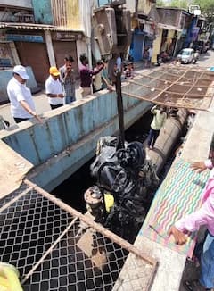 Mumbai News: रिक्षाचा सांगाडा, लोखंडी कचरापेटी...; मुंबईत नालेसफाई सुरु असताना काय काय सापडलं?, PHOTO