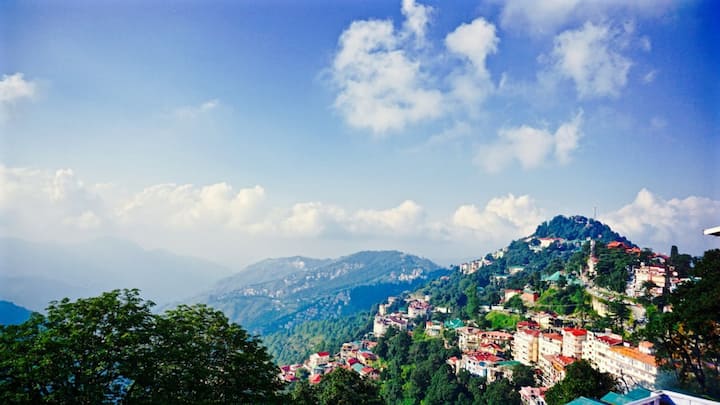 अगर आप भीड़-भाड़ से दूर किसी शांत जगह पर जाना चाहते हैं तो चकराता बेहतर ऑप्शन हो सकता है. देवदार और ओक के जंगलों से गिरा यह हिल स्टेशन अपनी प्राकृतिक खूबसूरती और ठंडे मौसम के लिए जाना जाता है. यहां का टाइगर फॉल्स पर्यटकों के बीच बहुत पॉपुलर है.