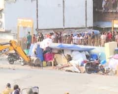 Bandra Photo : वांद्रे अतिक्रमण प्रकरण नेमकं काय? राड्याचे फोटो