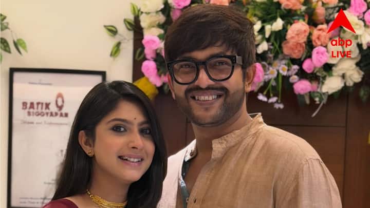 জল্পনা ছিলই, অবশেষে জনসমক্ষে স্বীকার করে নিলেন সবটা। বাগদান সারলেন অভিনেতা সৌরভ চক্রবর্তী আর অভিনেত্রী শুভস্মিতা মুখোপাধ্যায়।
