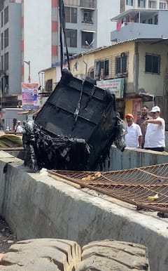 Mumbai News: रिक्षाचा सांगाडा, लोखंडी कचरापेटी...; मुंबईत नालेसफाई सुरु असताना काय काय सापडलं?, PHOTO