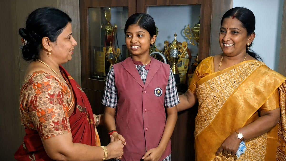 கடந்த ஆண்டை மிஞ்சிய கோவை தேர்ச்சி விகிதம் – மாணவிகள் அசத்தல்