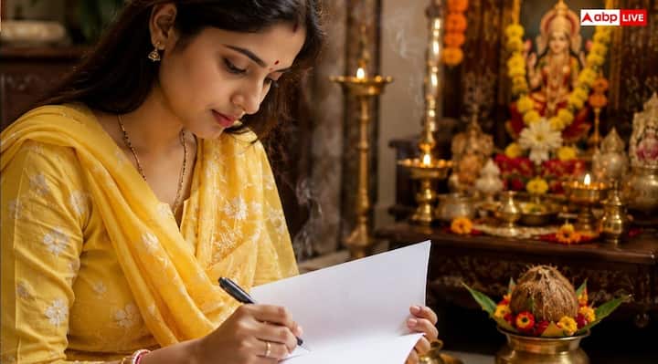 गुरु पुष्य नक्षत्र मनोकामना पूर्ति करने वाले अवसर की तरह है. इस दिन आर एक सफेद कागज पर अपनी मनोकामना लिखें और फिर उस कागज पर हल्दी लगाकर कलावे से बांधकर पूजाघर या किसी सुरक्षित स्थान पर रख दें. मान्यता है कि, गुरु पुष्य नक्षत्र पर किए इस उपाय से शीघ्र ही मनोकामना पूरी होती है.