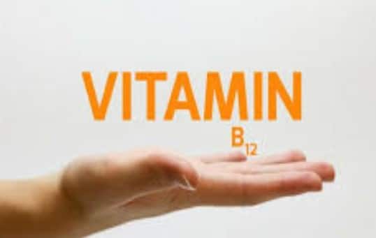 B12 ની ઉણપ લાલ રક્તકણોની સંખ્યા ઘટાડે છે, જેના કારણે એનિમિયા થાય છે. આનાથી શરીરને પૂરતા પ્રમાણમાં ઓક્સિજન મળતો નથી, જેના કારણે વ્યક્તિ દિવસભર થાક અને નબળાઈ અનુભવે છે.