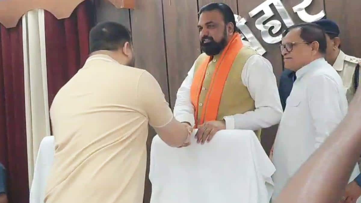 जब CM सम्राट चौधरी और तेजस्वी यादव मिले आमने-सामने, RJD नेता ने किया प्रणाम, क्या बात हुई?