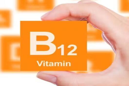 B12 ની ઉણપ ઘાતક એનિમિયા, ન્યુરોપેથિક સમસ્યાઓ, ડિમેન્શિયા અને હૃદય રોગ તરફ દોરી શકે છે. આનાથી હાર્ટ એટેકનું જોખમ પણ વધે છે. થાક અને નબળાઈ રહે છે.