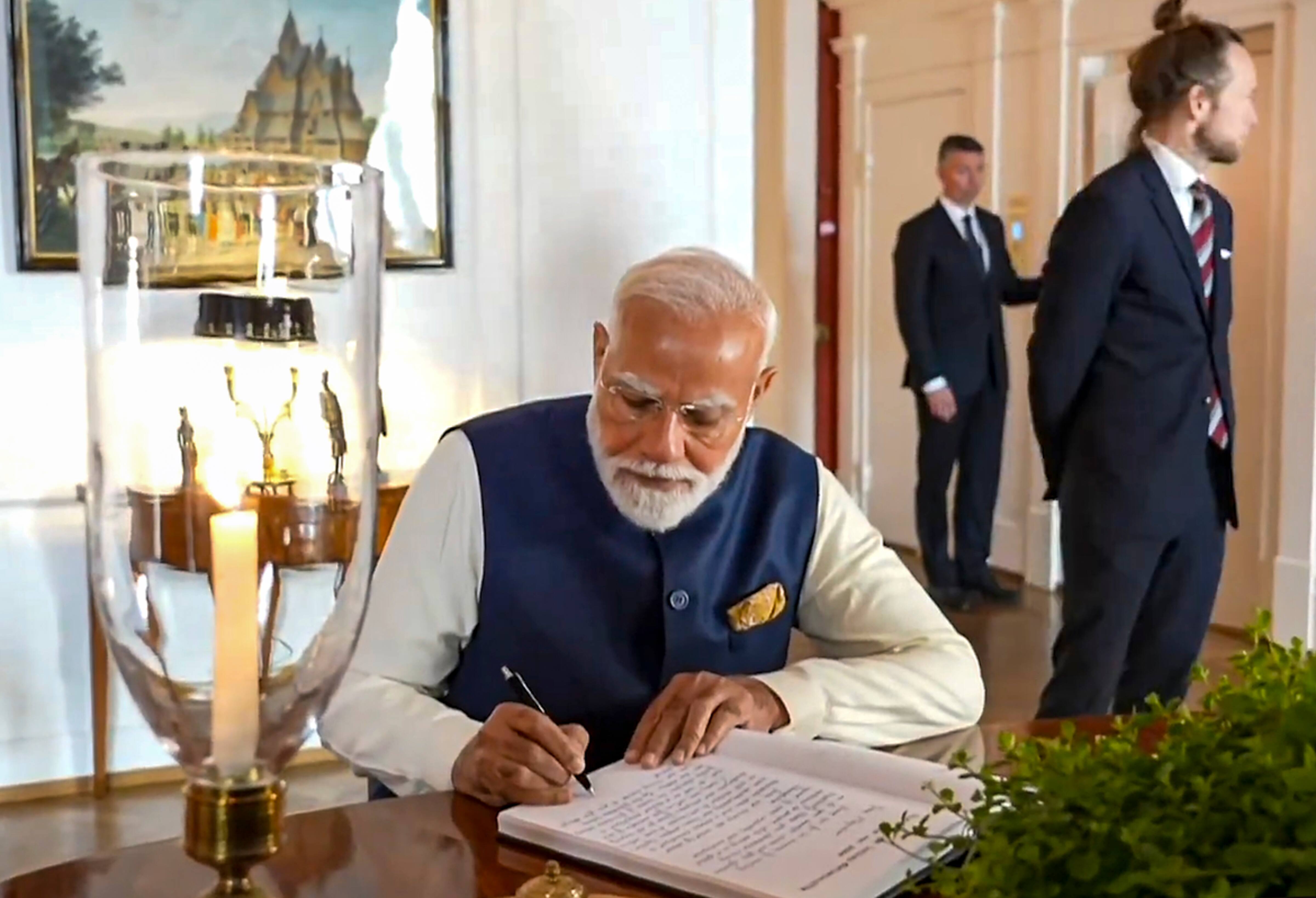 PM మోదీ 5 దేశాల టూర్: యూఏఈతో చమురు భద్రత, చిప్ ప్లాంట్ – మీ జేబు & ఉద్యోగాలపై ప్రభావమేంటీ?
