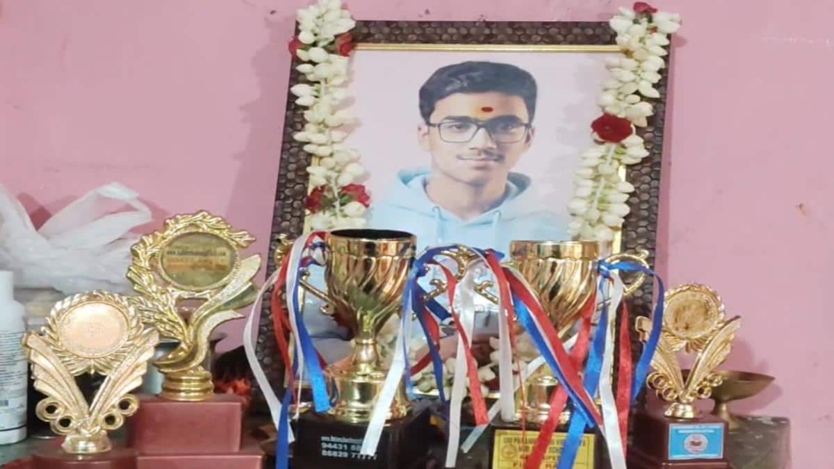 TN 10th Result 2026: நீரில் மூழ்கி இறந்த மாணவர் 10ம் வகுப்பு தேர்வில் முதலிடம் பிடித்து சாதனை; எவ்வளவு மார்க் தெரியுமா? - கண்ணீரில் பெற்றோர்
