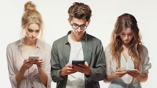 શું તમારા ખિસ્સામાં રાખેલો Smartphone બની રહ્યો છે ઘટતા જન્મ દરનું કારણ? આ રિપોર્ટે વધારી ચિંતા