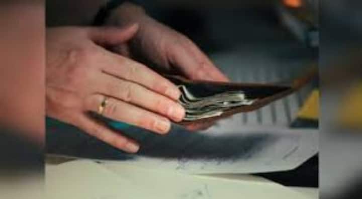 1. ਫੱਟਿਆ ਜਾਂ ਟੁੱਟਿਆ Wallet (ਪਰਸ)  ਵਾਸਤੂ ਵਿੱਚ ਪਰਸ ਨੂੰ ਸਿੱਧੇ ਤੌਰ ‘ਤੇ ਲੱਖਮੀ ਅਤੇ ਬਰਕਤ ਨਾਲ ਜੋੜਿਆ ਜਾਂਦਾ ਹੈ। ਜੇ ਤੁਹਾਡੀ ਅਲਮਾਰੀ ਜਾਂ ਲਾਕਰ ਵਿੱਚ ਕੋਈ ਐਸਾ ਪਰਸ ਪਿਆ ਹੈ ਜੋ ਫੱਟਿਆ ਹੋਇਆ ਹੈ, ਜਿਸਦੀ ਸਿਲਾਈ ਉਖੜ ਗਈ ਹੈ ਜਾਂ ਜ਼ਿਪ ਖਰਾਬ ਹੈ ਤਾਂ ਉਸਨੂੰ ਤੁਰੰਤ ਹਟਾ ਦਿਓ। ਮੰਨਿਆ ਜਾਂਦਾ ਹੈ ਕਿ ਫੱਟਿਆ Wallet ਪੈਸਿਆਂ ਦੀ ਆਮਦ ਰੋਕਦਾ ਹੈ ਅਤੇ ਜਮ੍ਹਾਂ ਪੂੰਜੀ ਵੀ ਖਰਚ ਕਰਵਾ ਦਿੰਦਾ ਹੈ।