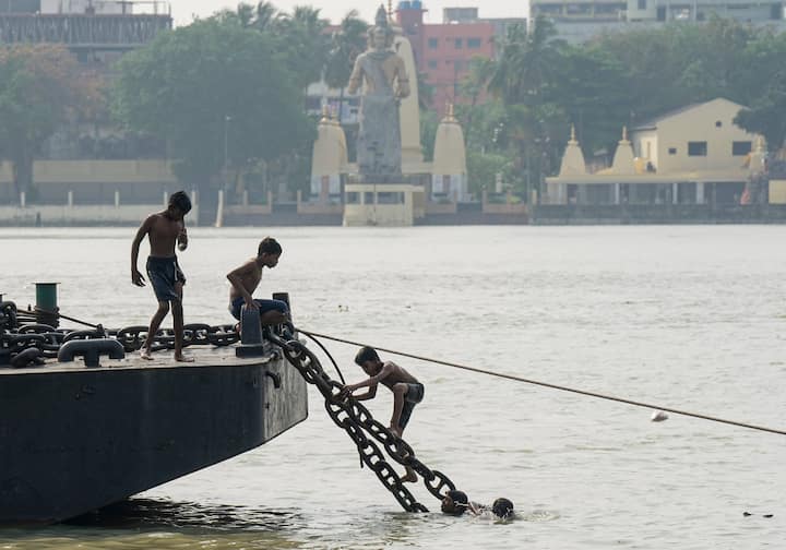 তবে শুধু অত্যধিক তাপমাত্রাই নয়, জ্বালাপোড়া গরমের মধ্যে আরও অস্বস্তি বাড়াচ্ছে বাতাসে থাকা অতিরিক্ত আর্দ্রতা।