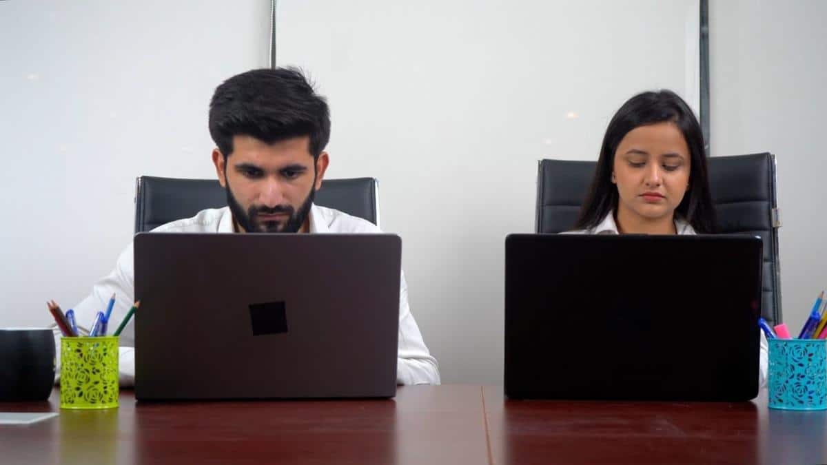 स्क्रीन देखते ही जलती हैं आंखें? फोन और लैपटॉप की ये 2 छुपी सेटिंग्स मिनटों में देंगी राहत