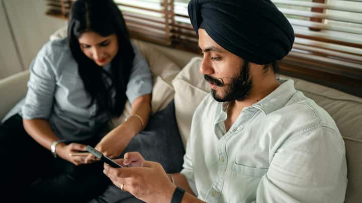हालांकि एक्सपर्ट्स यह भी मानते हैं कि हर रिश्ता अलग होता है. कुछ लोग ज्यादा बातचीत पसंद करते हैं, जबकि कुछ कम बात करके भी खुश रहते हैं. इसलिए किसी एक नियम को सभी रिश्तों पर लागू नहीं किया जा सकता. जरूरी यह है कि दोनों लोग एक-दूसरे की उम्मीदों और कम्फर्ट को समझें. अगर दोनों लोग अपने रिश्ते की रफ्तार से खुश हैं, तो वही सबसे अच्छा कम्युनिकेशन माना जाता है.