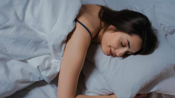 इतिहासकारों के अनुसार, यूरोप, अफ्रीका, एशिया और दुनिया के कई हिस्सों में यह तरीका आम था. प्राचीन ग्रीक और रोमन साहित्य में भी पहले नींद खत्म होने के बाद जागने का जिक्र मिलता है.