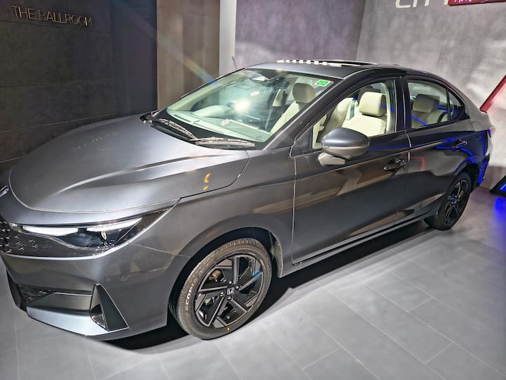 নতুন Honda City দৈর্ঘ্যে সামান্য বেড়েছে। তবে সবচেয়ে বড় চমক এর ফ্রন্ট লুকে। গাড়িতে রয়েছে নতুন ডিজাইনের হানিকম্ব গ্রিল, লাইট বার এবং বাই-এলইডি (Bi-LED) হেডল্যাম্প, যা গাড়িটিকে এক ঝলকেই প্রিমিয়াম লুক দেয়। স্পেস বা জায়গার দিক থেকে হন্ডা সিটি বরাবরের মতোই সেরা। বিশেষ করে এর রেয়ার সিট বা পিছনের আসনের আরাম এককথায় চমৎকার।