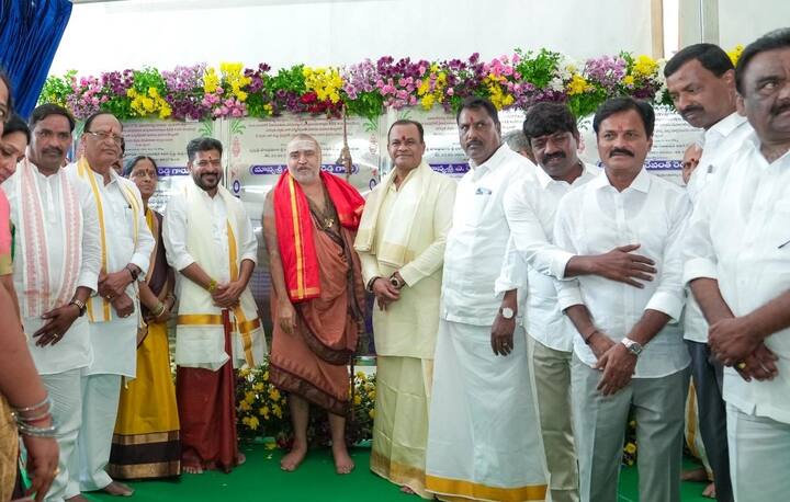 భక్తుల సౌకర్యార్థం డార్మిటరీ హాల్స్, దీక్షాపరుల సదనం, కొండపై భారీ కల్యాణ మండపం, మెట్ల మార్గానికి రక్షణ పైకప్పు (కానోపీ), కొత్త మెట్ల నిర్మాణ పనులను వేగవంతంగా పూర్తి చేసి భక్తులకు అందుబాటులోకి తీసుకువస్తామని మంత్రి కోమటిరెడ్డి వెంకట్ రెడ్డి తెలిపారు. స్వామి వారి కృపతో రాష్ట్ర ప్రజలందరూ ఆయురారోగ్యాలతో, సంతోషాలతో వర్ధిల్లాలని మనసారా కోరుకున్నారు. ఈ సందర్భంగా కంచికామకోటి పీఠాధిపతి జగద్గురు శ్రీశ్రీశ్రీ శంకర విజయేంద్ర సరస్వతి స్వామి వారి ఆశీస్సులు అందుకున్నారు.