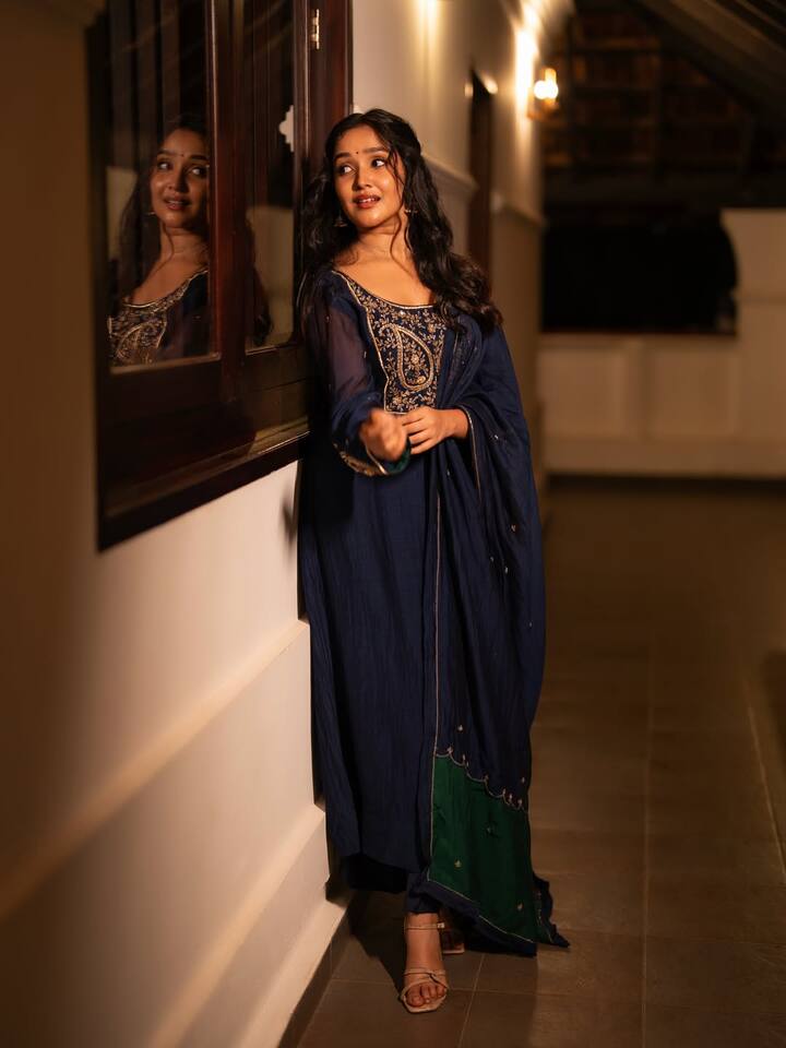 తమిళంలో అజిత్ హీరోగా నటించిన విశ్వాసం సినిమాతో మంచి గుర్తింపు పొందింది