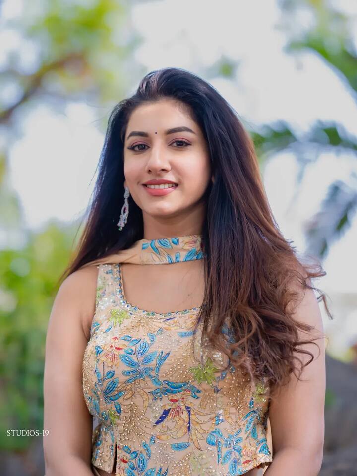 ఇన్స్టాలో సబ్స్క్రైబ్ అయిన నెటిజనుల కోసం విష్ణుప్రియా భీమనేని బోల్డ్ పిక్స్ షేర్ చేస్తుంటారు. (Image Courtesy: vishnupriyabhimeneni / Instagram)
