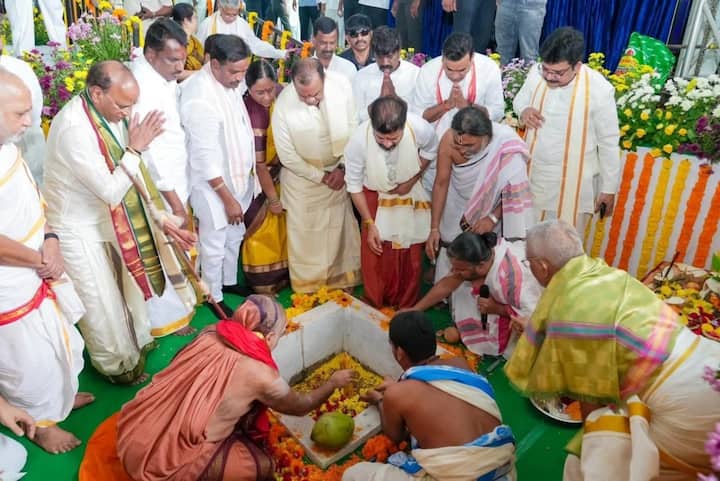రూ.43.5 కోట్లతో దీక్షాపరుల మండపం పనులకు, రూ.9.88 కోట్లతో కొండపై నిత్య కల్యాణం, రంగం మండపం నిర్మాణం, రూ.1.41 కోట్లతో మెట్ల మార్గానికి పైకప్పు, రూ.1.44 కోట్లతో మాఢవీధులకు మెట్ల పనులకు రేవంత్రెడ్డి శంకుస్థాపన చేశారు.