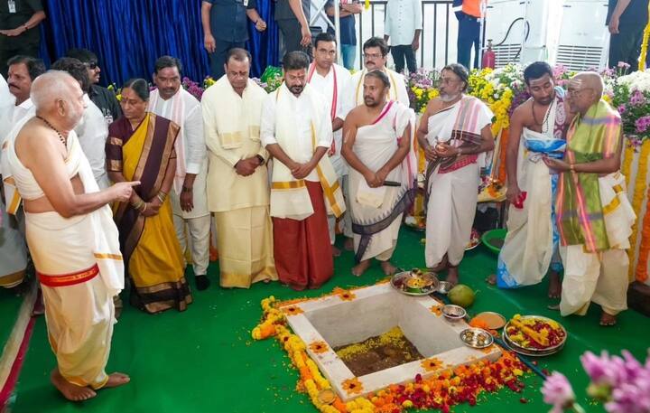 కంచికామకోటి పీఠాధిపతి జగద్గురు శ్రీ శ్రీ శ్రీ శంకర విజయేంద్ర సరస్వతి స్వామి వారి దివ్య సమక్షంలో శనివారం (మే 23, 2026)న జరిగిన ఈ ప్రతిష్ఠాత్మక కార్యక్రమంలో శాసన మండలి చైర్మన్ గుత్తా సుఖేందర్ రెడ్డి, మంత్రులు కోమటిరెడ్డి వెంకట్ రెడ్డి, కొండా సురేఖ, అడ్లూరి లక్ష్మణ్ కుమార్, ఎంపీలు, ఎమ్మెల్యేలు, ఉన్నతాధికారులు పాల్గొన్నారు.