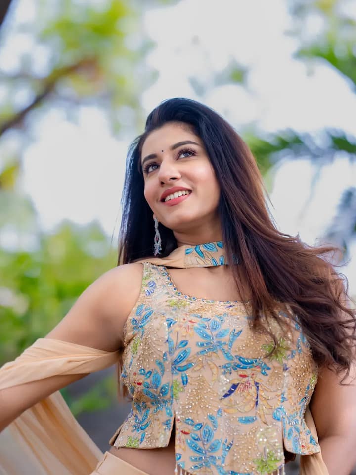 Vishnu Priya Bhimeneni Latest News: యాంకరింగ్ చేసే టీవీ షోస్, యాక్టింగ్ చేసే సినిమాల కంటే ఇతర విషయాలతో విష్ణు ప్రియా భీమనేని ఇటీవల వార్తల్లో ఉన్నారు. అందుకు కారణం ఇన్స్టాగ్రామ్ సబ్స్క్రిప్షన్ వ్యవహారం. (Image Courtesy: vishnupriyabhimeneni / Instagram)