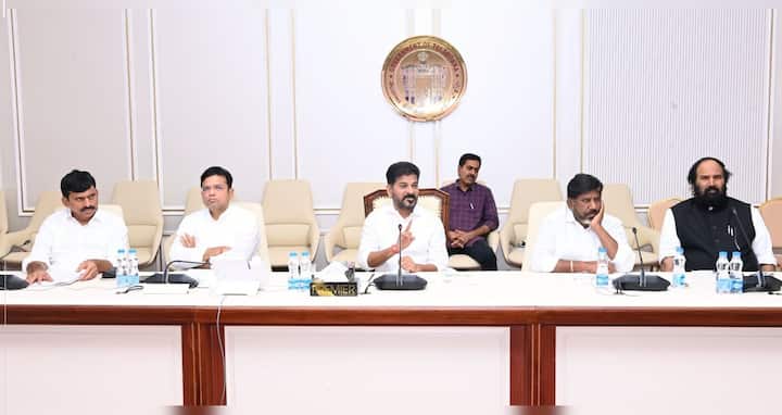 హైదరాబాద్: డా. బి.ఆర్ అంబేద్కర్ రాష్ట్ర సచివాలయంలో ముఖ్యమంత్రి ఎ. రేవంత్ రెడ్డి అధ్యక్షతన జరిగిన రాష్ట్ర మంత్రివర్గ సమావేశంలో పలు కీలక నిర్ణయాలకు ఆమోదం లభించింది. జూన్ 1వ తేదీన ఆసిఫాబాద్ జిల్లాలోని సిర్పూర్ కాగజ్‌నగర్‌లో ముఖ్యమంత్రి చేతుల మీదుగా 2.50 లక్షల ఇందిరమ్మ ఇళ్ల రెండో విడత మంజూరు కార్యక్రమాన్ని ప్రారంభించాలని కేబినెట్ నిర్ణయించింది.