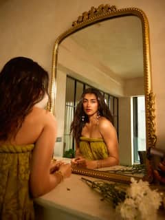 स्ट्रैपलेस ड्रेस में पूजा हेगड़े ने बढ़ाया इंटरनेट का पारा, कातिलाना पोज पर फिदा हुए फैंस