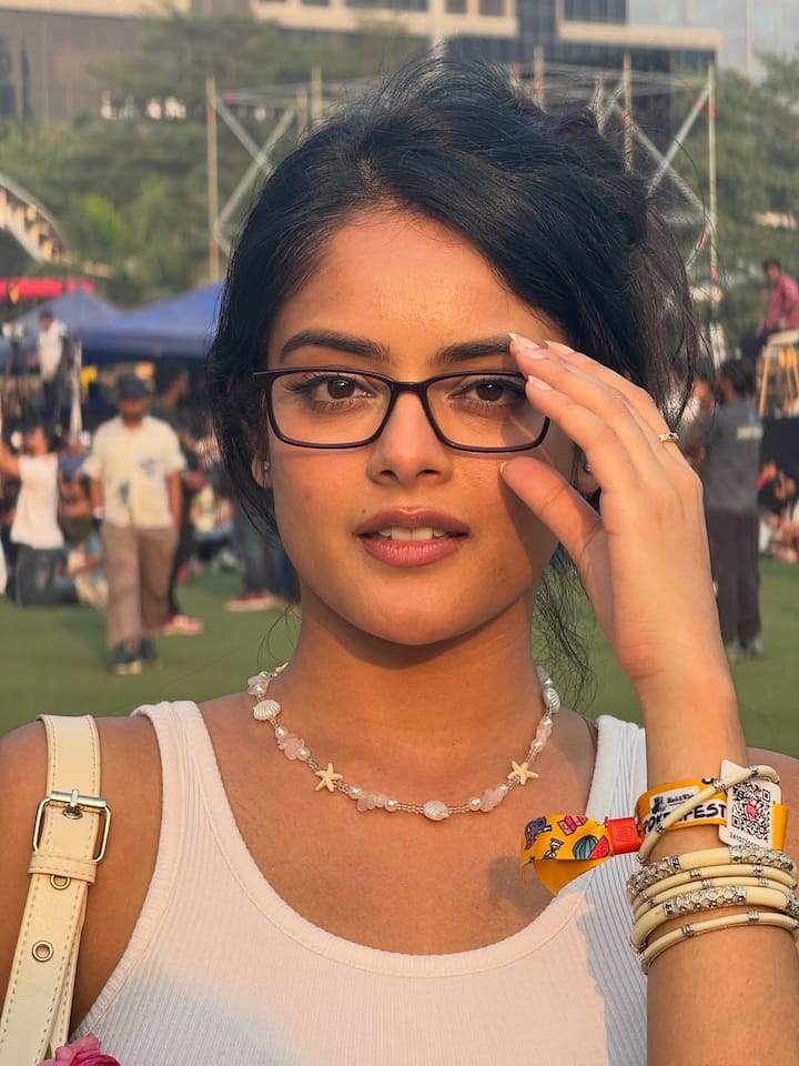 సోషల్ మీడియాలో చాలా యాక్టివ్ గా ఉంటుంది రిద్ది కుమార్. ఈమెకు క్యాజువల్, గ్లామరస్, ఎథ్నిక్ లుక్ అన్నీ బాగా సూట్ అవుతాయి