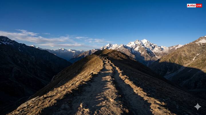 मार्ग और चुनौतियां पवित्र गुफा तक की यात्रा अपनी चुनौतियों और कठिन भौगोलिक परिस्थितियों के लिए जानी जाती है. तीर्थयात्रियों को ऊबड़-खाबड़ पहाड़ी इलाकों और अनिश्चित मौसम का सामना करना पड़ता है. भक्त आमतौर पर दो रास्तों में से एक का चुनाव करते हैं: पारंपरिक लंबा पहलगाम मार्ग या छोटा और खड़ा बालटाल मार्ग. यह यात्रा न केवल विश्वास की परीक्षा है, बल्कि यह भक्तों के धैर्य और संकल्प की भी परीक्षा लेती है.