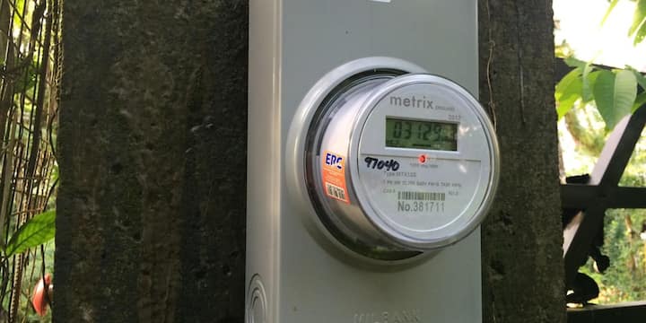 कई मीटरों पर 3200 imp/kWh जैसा नंबर लिखा होता है. इसका मतलब होता है कि अगर यह लाइट 3200 बार ब्लिंक करे तो 1 यूनिट बिजली खर्च हो चुकी है. यानी इस छोटी सी लाइट के जरिए आप अंदाजा लगा सकते हैं कि घर में बिजली की खपत कितनी तेजी से बढ़ रही है.
