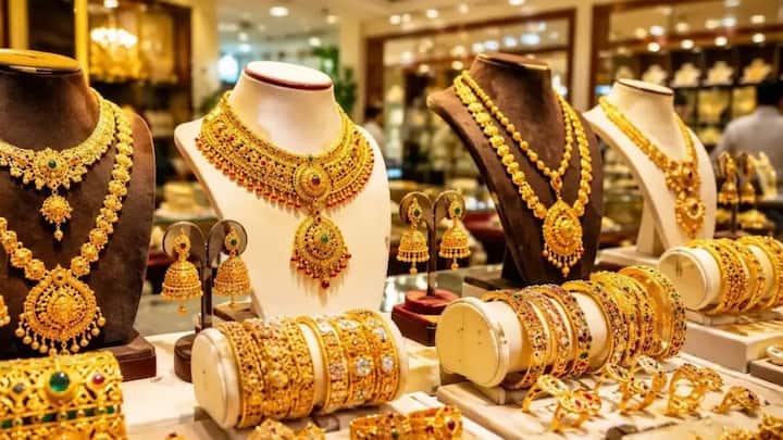 हवा में कितनी भी नमी, ऑक्सीजन या खतरनाक सल्फर गैस मौजूद हो, सोने की सतह उनसे कोई रिएक्शन नहीं करती है. इस बेजोड़ रासायनिक स्थिरता के कारण सोने पर न तो कभी सल्फाइड की परत चढ़ती है और न ही ऑक्साइड की.