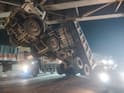 Vasai Accident News : भरधाव डम्परची लोखंडी ब्रिजला जोरदार धडक; चुकून हायड्रोलिक सिस्टिमचं बटण दबलं; ब्रिजमध्ये डम्पर अधांतरी अडकला