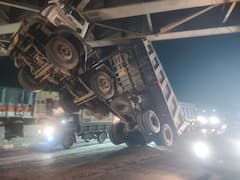 Vasai Accident News : भरधाव डम्परची लोखंडी ब्रिजला जोरदार धडक; चुकून हायड्रोलिक सिस्टिमचं बटण दबलं; ब्रिजमध्ये डम्पर अधांतरी अडकला