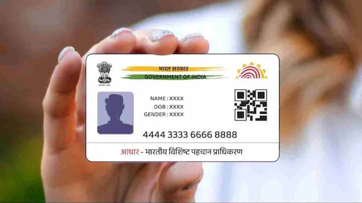 બીજી તરફ, નામ અને જન્મતારીખ જેવી સંવેદનશીલ વિગતો સુધારવા માટે UIDAI એ ખૂબ જ કડક સીમા નક્કી કરી છે, તેથી અહીં ખાસ સાવચેતી રાખવી જરૂરી છે. નિયમો અનુસાર, કોઈ પણ નાગરિક પોતાના જીવનકાળ દરમિયાન આધાર કાર્ડમાં પોતાનું નામ માત્ર ૨ (બે) વાર જ અપડેટ કરાવી શકે છે. જ્યારે જન્મતારીખ (Date of Birth) અને જેન્ડર (લિંગ) માં સુધારો કરવાની તક આખી જિંદગીમાં માત્ર ૧ (એક) વાર જ આપવામાં આવે છે. જો આ મર્યાદા પૂરી થઈ જાય તો ભવિષ્યમાં સુધારો કરવો અત્યંત મુશ્કેલ બની જાય છે અને સરકારી કચેરીઓના ધક્કા ખાવા પડી શકે છે.