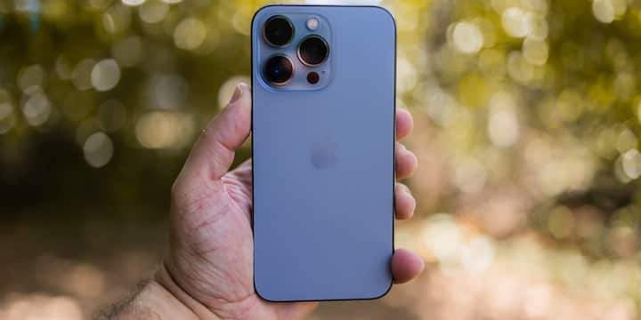 जानकारी के मुताबिक, ठग उन लोगों को टारगेट कर रहे हैं जिनका iPhone खो गया है या चोरी हो चुका है. स्कैमर्स खुद को Apple टेक सपोर्ट बताकर यूजर को मैसेज भेजते हैं और दावा करते हैं कि उनका फोन ट्रैक कर लिया गया है या मिल गया है. फोन खोने की टेंशन में लोग बिना ज्यादा सोचे-समझे मैसेज में दिए गए लिंक पर क्लिक कर देते हैं. यहीं से पूरा खेल शुरू होता है.