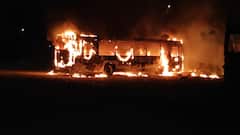 Sion Best Bus Fire News: सायनच्या बस डेपोत अग्नीतांडव; भीषण आगीत दोन बस जाळून खाक, कारण अद्याप अस्पष्ट
