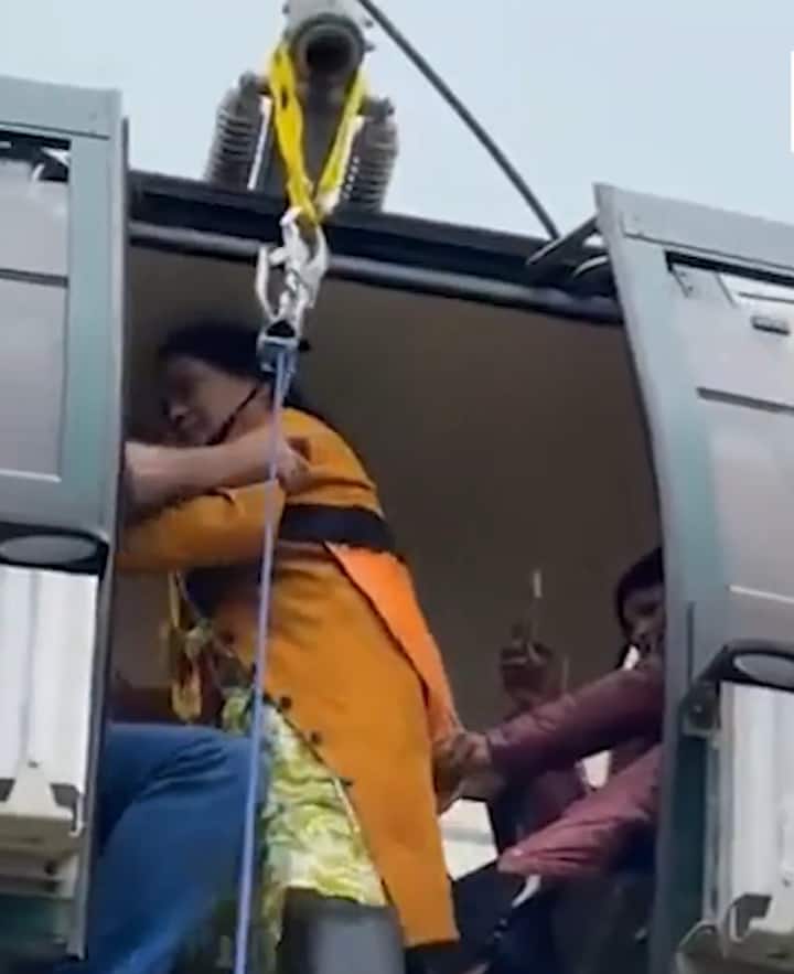 उन्होंने बताया कि सवारी का आनंद ले रहे सैकड़ों पर्यटकों को राज्य आपदा मोचन बल (एसडीआरएफ) और राष्ट्रीय आपदा मोचन बल (एनडीआरएफ) के कर्मियों द्वारा केबिन से सुरक्षित निकाल लिया गया.