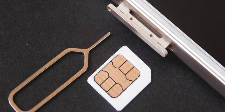 e-SIM का सबसे बड़ा फायदा फोन के अंदर की जगह बचाना है. क्योंकि इसमें फिजिकल SIM स्लॉट की जरूरत नहीं पड़ती, इसलिए कंपनियां उस अतिरिक्त जगह का इस्तेमाल बड़ी बैटरी या पतले डिजाइन के लिए कर सकती हैं. यही कारण है कि कई नए स्मार्टफोन पहले से ज्यादा स्लिम और हल्के बन रहे हैं.