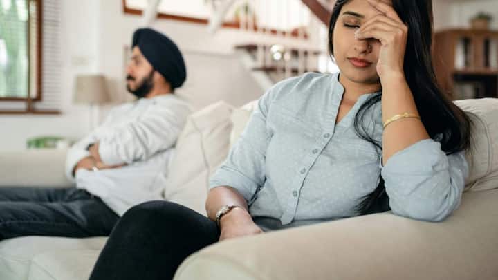 धूम्रपान और शराब भी फर्टिलिटी के बड़े दुश्मन माने जाते हैं. सिगरेट पीने से महिलाओं के अंडों की गुणवत्ता खराब होती है और जल्दी मेनोपॉज का खतरा बढ़ सकता है. पुरुषों में इसका असर स्पर्म पर पड़ता है. वहीं ज्यादा शराब पीने से हार्मोन बिगड़ते हैं और शरीर कमजोर होने लगता है. डॉक्टरों के मुताबिक इन आदतों को छोड़ने के कुछ महीनों बाद ही शरीर में सुधार दिखने लगता है.