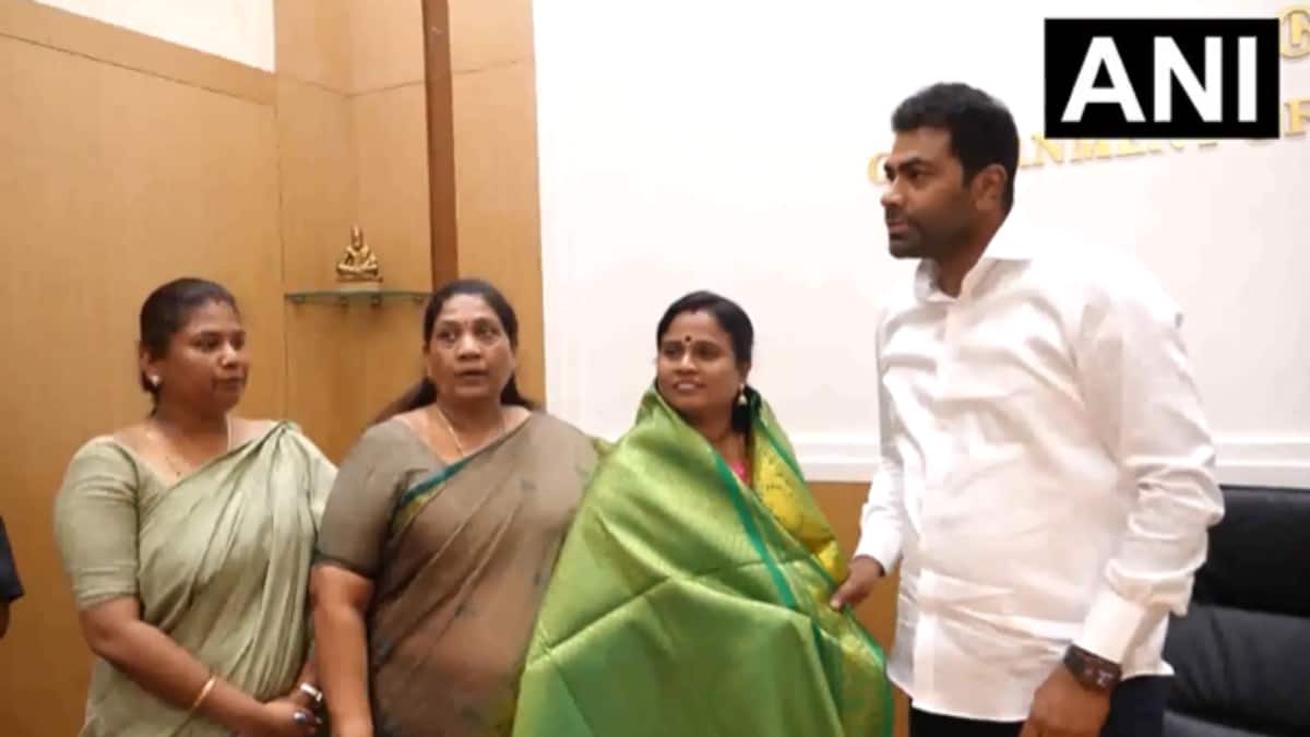 Tamil Nadu political updates: రాజకీయ చదరంగం ప్రారంభించేసిన విజయ్ - రాజీనామాలు చేసి టీవీకేలో చేరిన ముగ్గురు అన్నాడీఎంకే ఎమ్మెల్యేలు