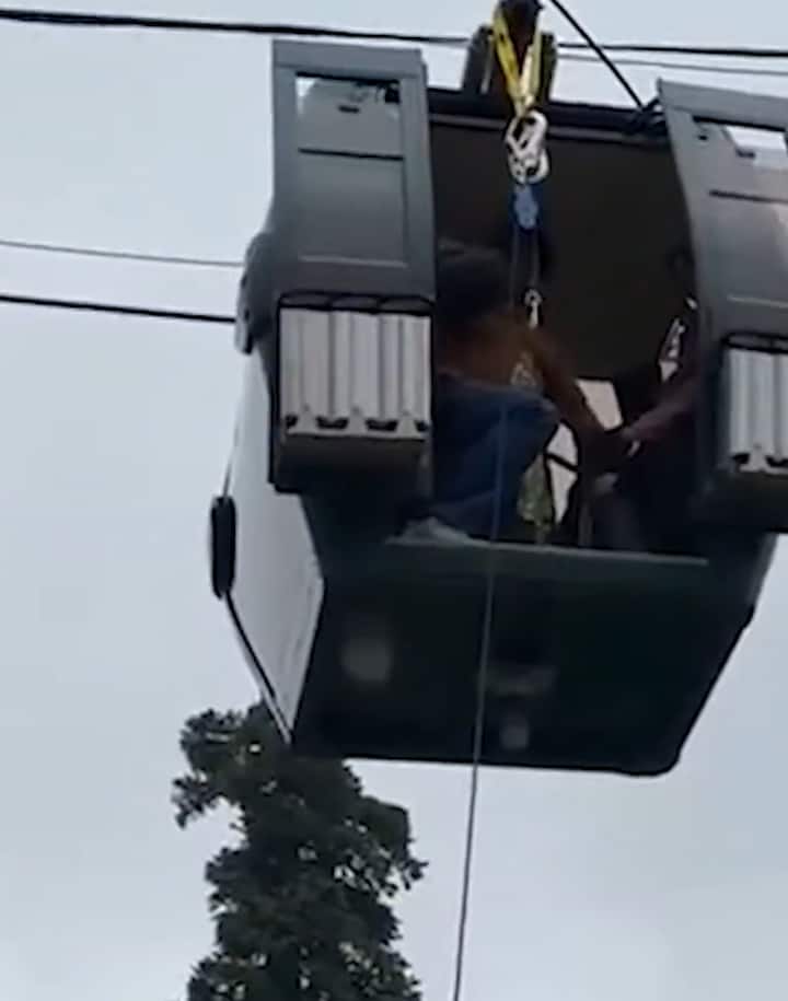 अधिकारियों ने बताया कि केबल कार में खराबी के कारण गुलमर्ग केबल कार सेवा के दोनों चरणों का संचालन निलंबित कर दिया गया था. केबल कार को लोकप्रिय रूप से गंडोला के नाम से जाना जाता है.
