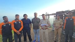 Raigad Accident Ambenali Ghat: कार 800 फूट खोल दरीत, दोरीला बांधलेल्या पिवळ्या स्ट्रेचरमधून मृतदेह वर आणला, आंबेनळी घाटातील रेस्क्यू मोहीमचे PHOTOs