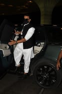 FWICE के बैन लगाए जाने के बाद पहली बार एयरपोर्ट पर स्पॉट हुए रणवीर सिंह, मास्क से मुंह छिपाए दिखे 'धुरंधर' एक्टर