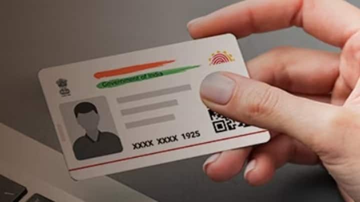 આધાર કાર્ડમાં નામ, જન્મ તારીખ અને સરનામું જેવી વ્યક્તિગત માહિતી તેમજ ફિંગરપ્રિન્ટ્સ અને આંખનું સ્કેનિંગ જેવી બાયોમેટ્રિક માહિતી શામેલ છે. તમારા આધાર કાર્ડમાં ખોટી માહિતી દાખલ કરવાથી ખાસ કરીને જન્મ તારીખ, ભવિષ્યમાં સમસ્યાઓ ઊભી થઈ શકે છે.