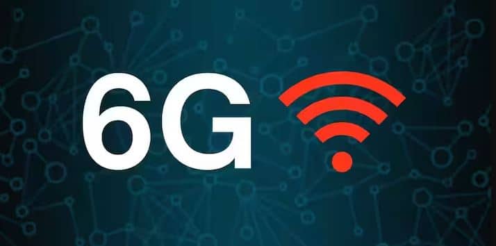 6G ਸਿਰਫ਼ ਤੇਜ਼ ਇੰਟਰਨੈੱਟ ਨਹੀਂ  ਵਿਗਿਆਨੀ 6G ਨੂੰ ਸਿਰਫ਼ ਤੇਜ਼ ਇੰਟਰਨੈੱਟ ਨਹੀਂ ਮੰਨ ਰਹੇ, ਸਗੋਂ ਇੱਕ ਐਸੀ ਤਕਨੀਕ ਵਜੋਂ ਦੇਖ ਰਹੇ ਹਨ ਜੋ ਆਸ-ਪਾਸ ਦੀਆਂ ਗਤੀਵਿਧੀਆਂ ਨੂੰ ਸਮਝ ਕੇ ਪ੍ਰਤੀਕਿਰਿਆ ਵੀ ਦੇ ਸਕੇਗੀ। ਜਦੋਂ ਇਸ ਲਾਈਟ ਇੰਜਨ ਨੂੰ ਸਮਾਰਟਫੋਨ ਅਤੇ ਸਟ੍ਰੀਟ ਲਾਈਟ ਵਰਗੀਆਂ ਡਿਵਾਈਸਾਂ ਨਾਲ ਜੋੜਿਆ ਜਾਵੇਗਾ ਤਾਂ ਨੈੱਟਵਰਕ ਸਿਰਫ਼ ਡਾਟਾ ਹੀ ਨਹੀਂ ਭੇਜੇਗਾ, ਸਗੋਂ ਇਨਸਾਨੀ ਹਲਚਲ ਨੂੰ ਵੀ ਮਹਿਸੂਸ ਕਰ ਸਕੇਗਾ।