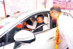 Pratap Sarnaik Electric vehicle: मोदींचा आदेश शिरसावंद्य! प्रताप सरनाईकांनी पेट्रोलवरची गाडी विकली, नवीकोरी ईव्ही घेऊन सिद्धिविनायकाच्या दर्शनाला