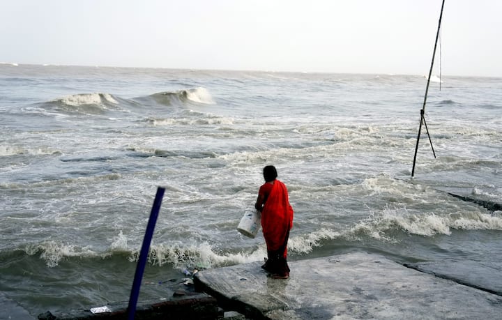 খারাপ আবহাওয়ার কারণে ২৮ ও ২৯ মে মৎস্যজীবীদের সমুদ্রে যেতে নিষেধ করা হয়েছে। রবিবারের পর থেকে ধীরে ধীরে কমতে পারে ঝড়-বৃষ্টির প্রভাব।